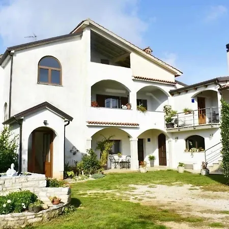 Neue In Valica Mit Terrasse